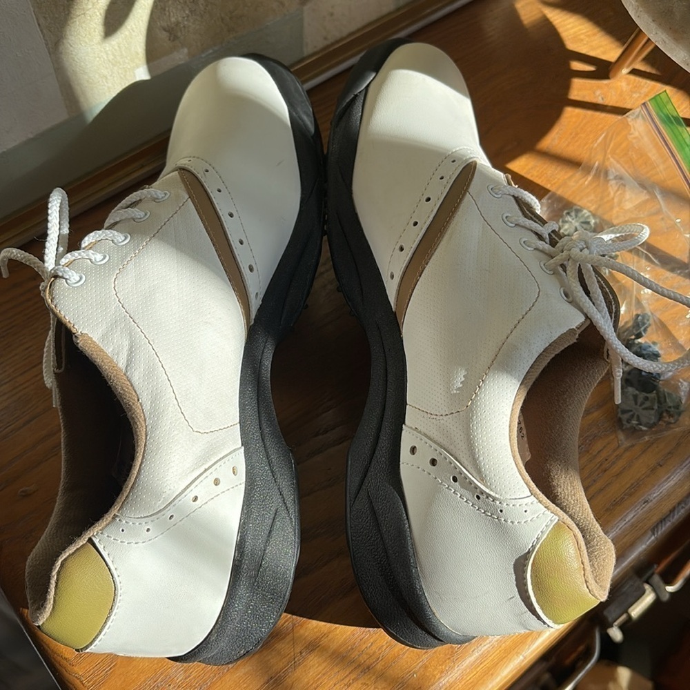🎲 FootJoy GreenJoys 48762. Tan and white golf shoes. - Picture 5 of 10